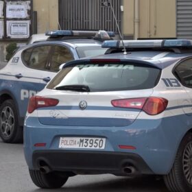 polizia agguato barra uomo ferito pistola