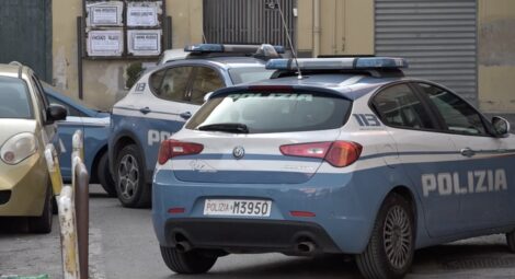 polizia agguato barra uomo ferito pistola