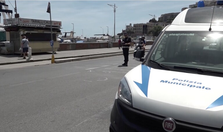 incidenti stradali lungomare caracciolo polizia municipale