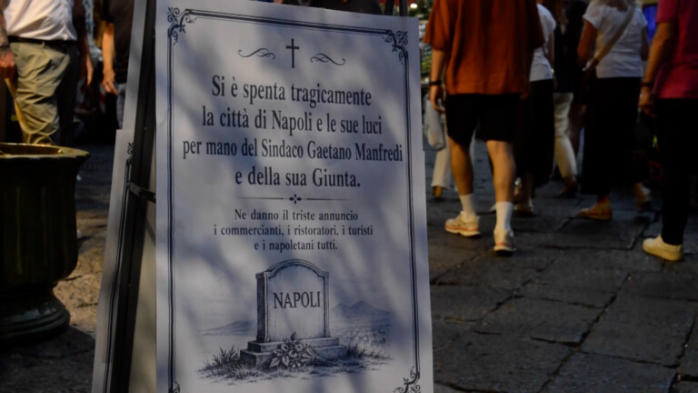 movida luci spente centro storico bar protesta