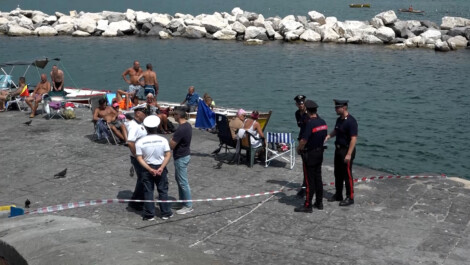 CADAVERE LUNGOMARE NAPOLI