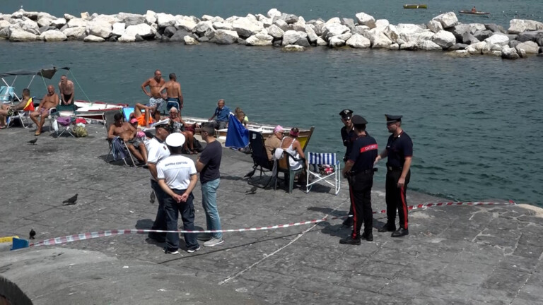 CADAVERE LUNGOMARE NAPOLI