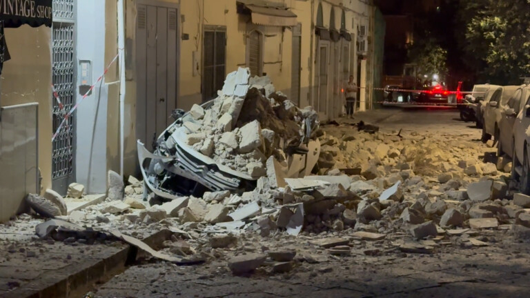 Macchina distrutta Terremoto Pozzuoli