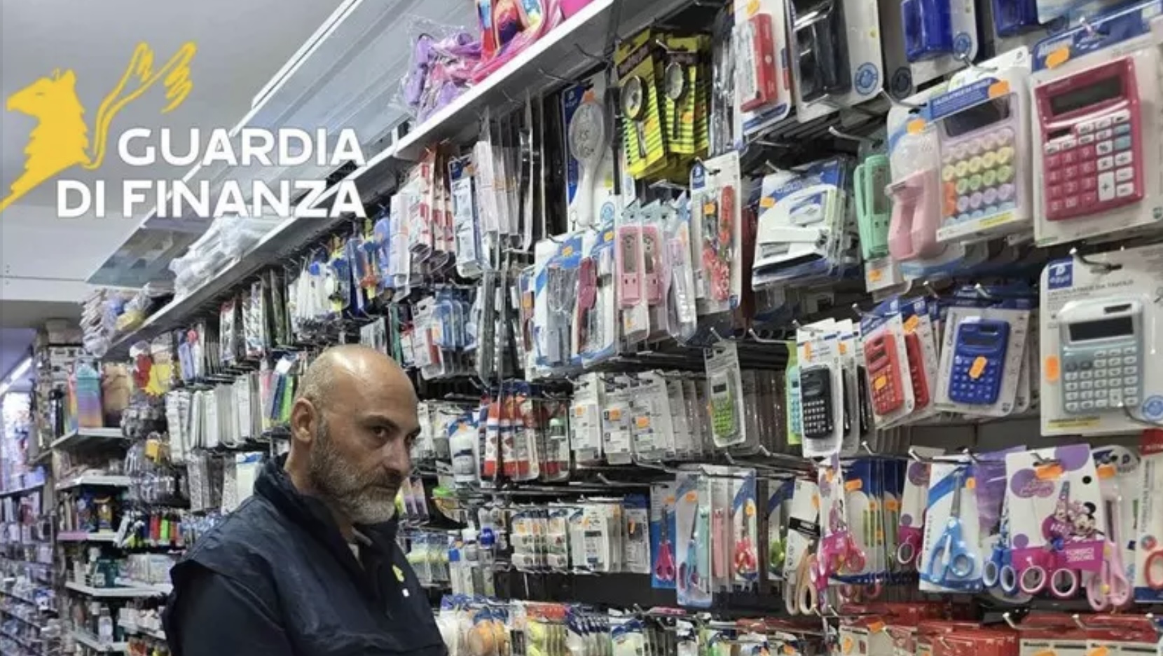 Napoli sequestrati prodotti cancelleria