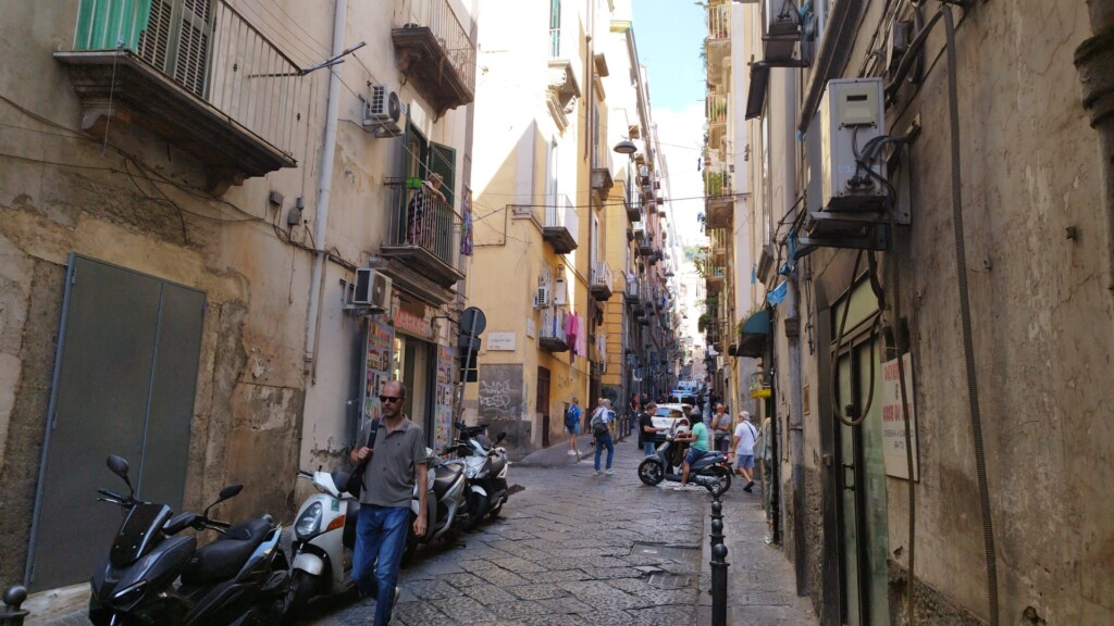 UOMO BARRICATO IN VIA NICOTERA