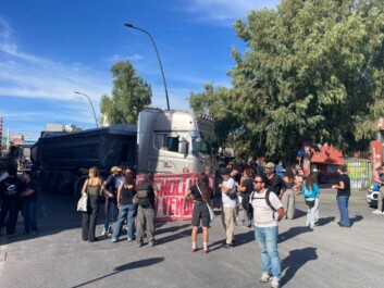 blocco camion bagnoli protesta rete no america's cup