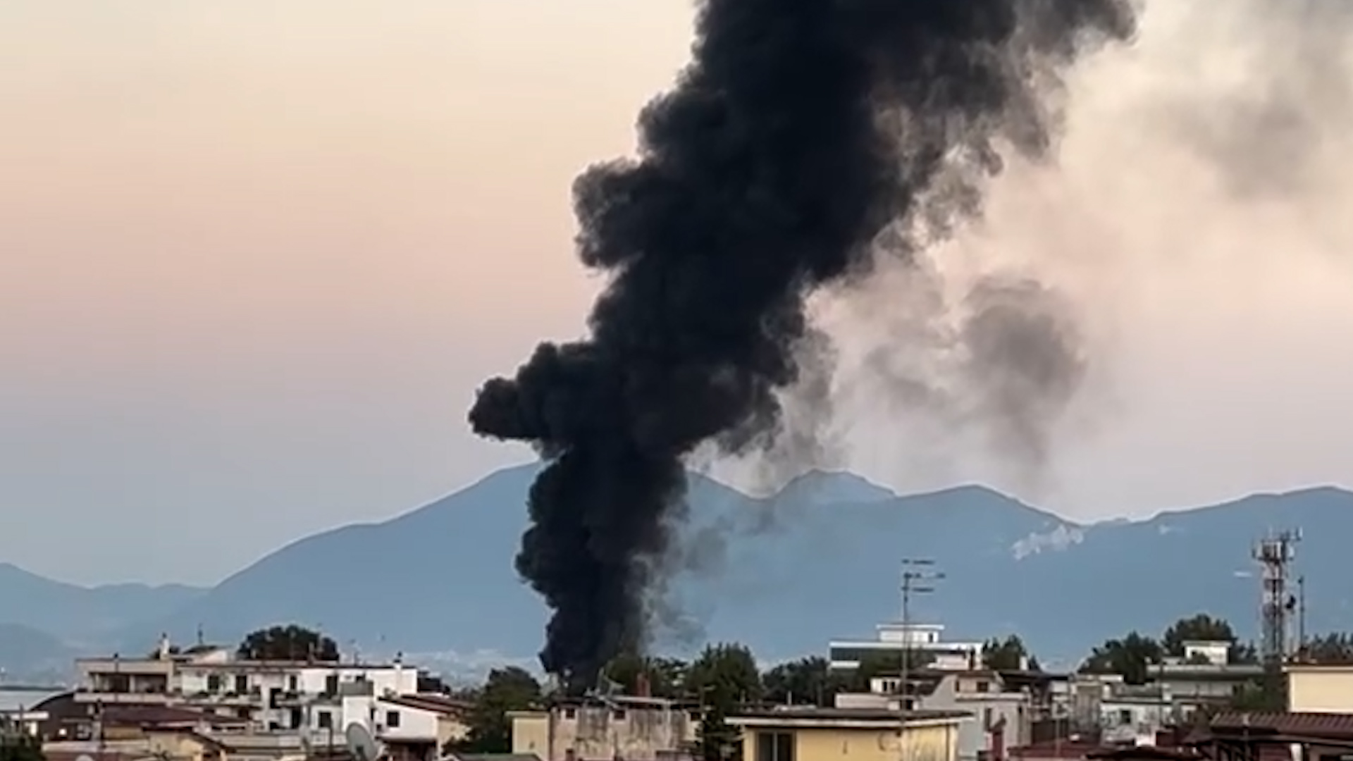 Incendio a Ottaviano: cosa sta succedendo e cosa c'è da sapere