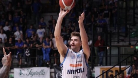 Napoli Basket vince Cantù