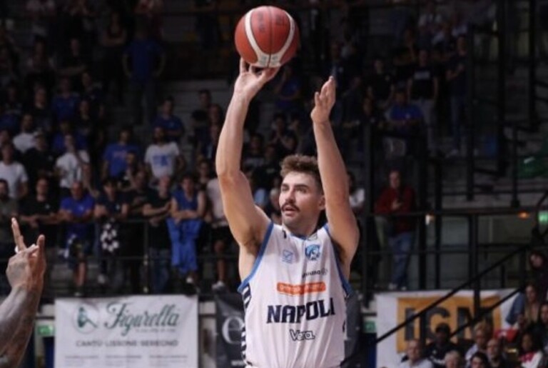 Napoli Basket vince Cantù
