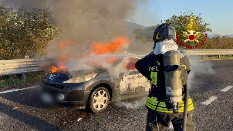 foto auto in fiamme Nola